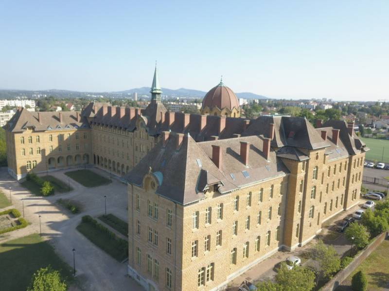 Rénovation exceptionnelle : les travaux de zinguerie et de traitement hydrofuge au Château de la Serra à Villette d'Anthon 69330