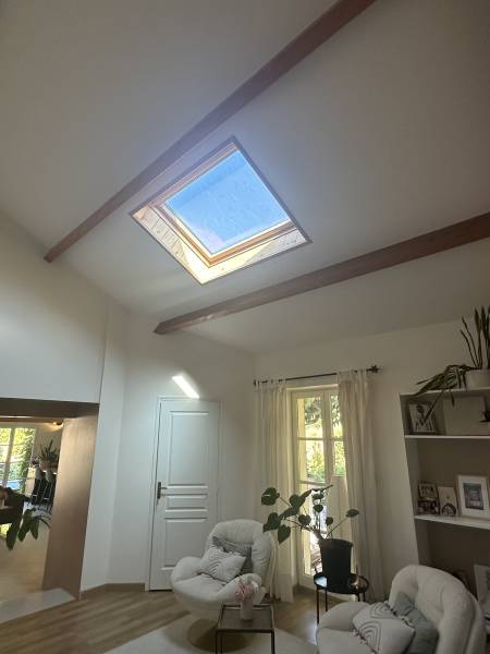 Installation d'une fenêtre de toit Velux dans une maison à Chaponost par votre artisan couvreur