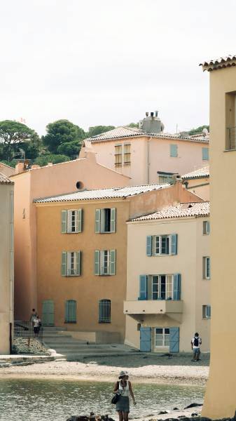 Rénovation et entretien des charpentes à Saint-Tropez : l'expertise de Bolley Toiture, votre artisan couvreur charpentier